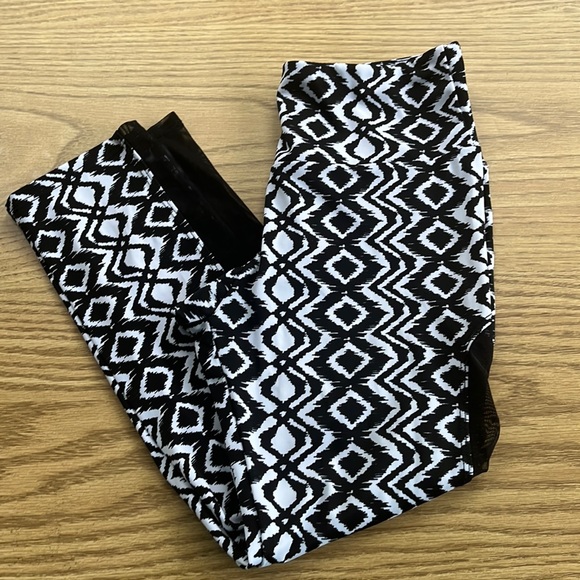 Onzie Black and White Geometric Patterned Mesh Side Crop Leggings - Picture 1 of 8